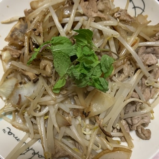 本つゆでつくる豚もも肉と玉ねぎと椎茸のもやし炒め